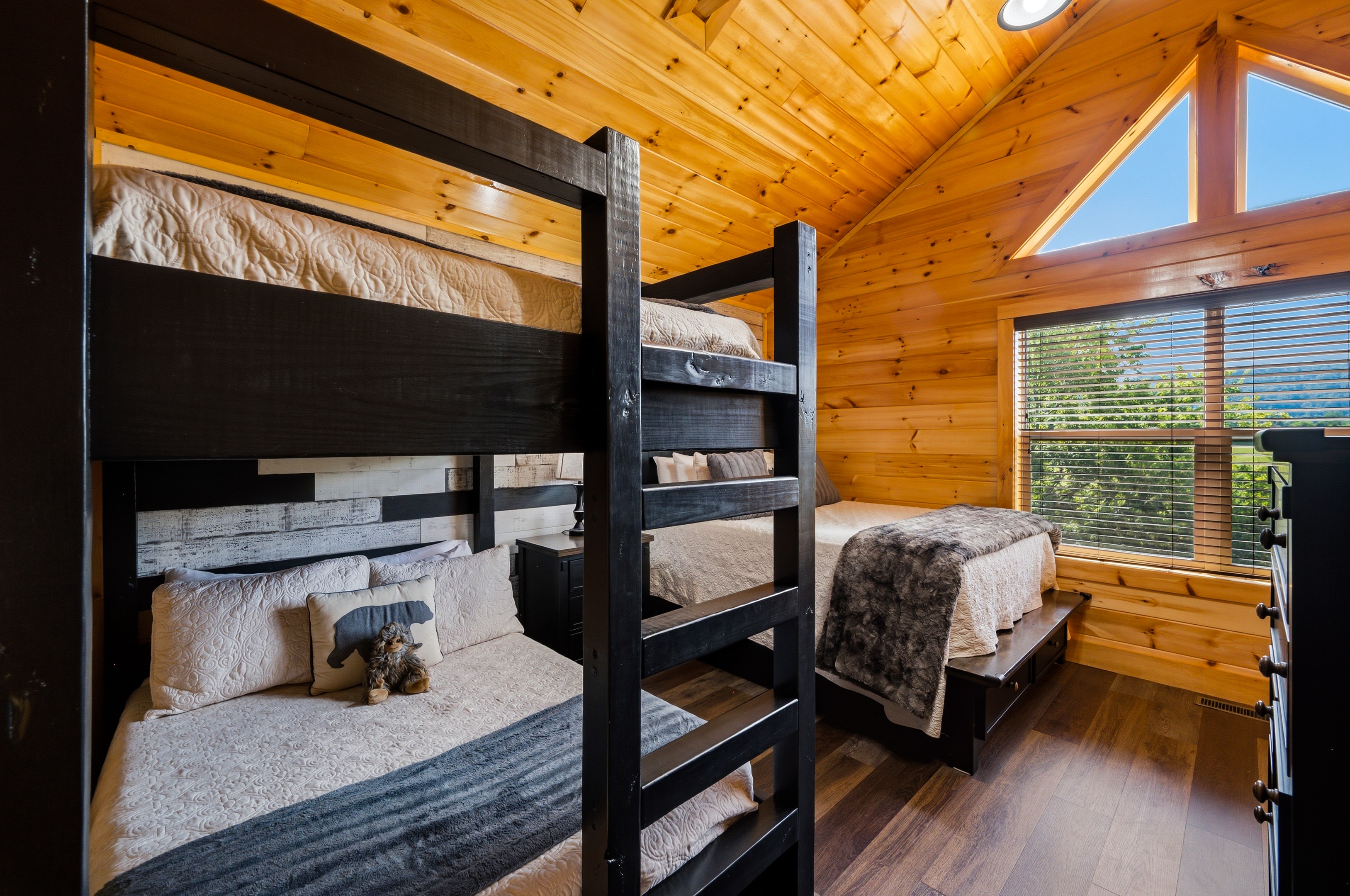 Queen and bunk room at Sasquatch Splash Landing